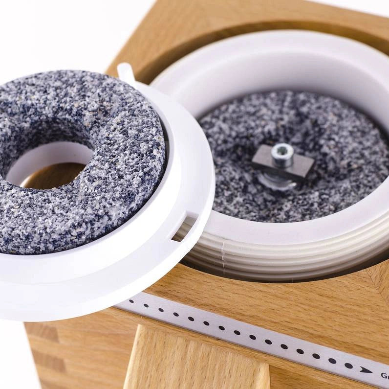 Młynek do zboża Sana – domowa produkcja świeżej mąki